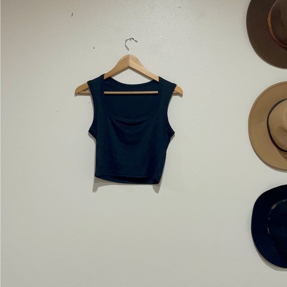 unknown Tops - Elegant Black Sleeveless Tank Top